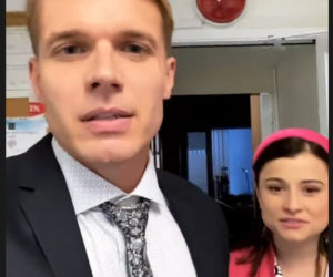 Na dobre i na złe. Maks Beger (Tomasz Ciachorowski), salowa Halinka (Joanna Jarmołowicz)
