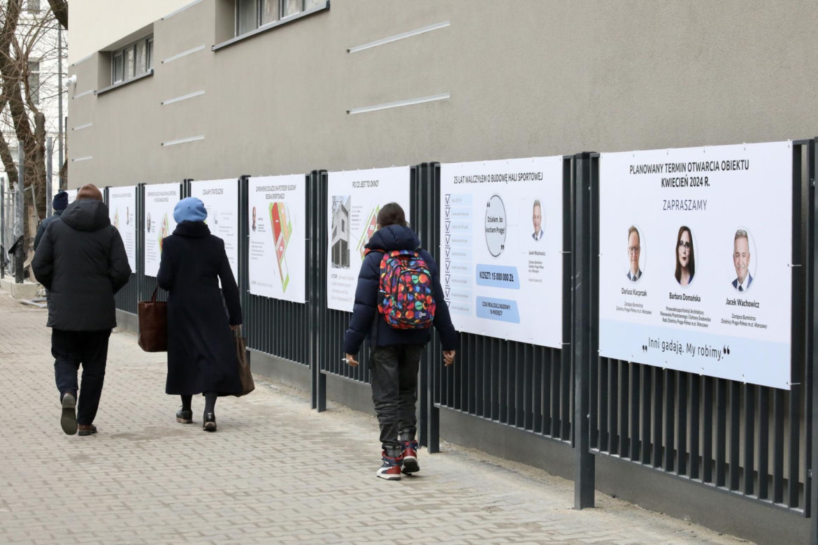 Absurdalny płot na Pradze zamienił się w wystawę