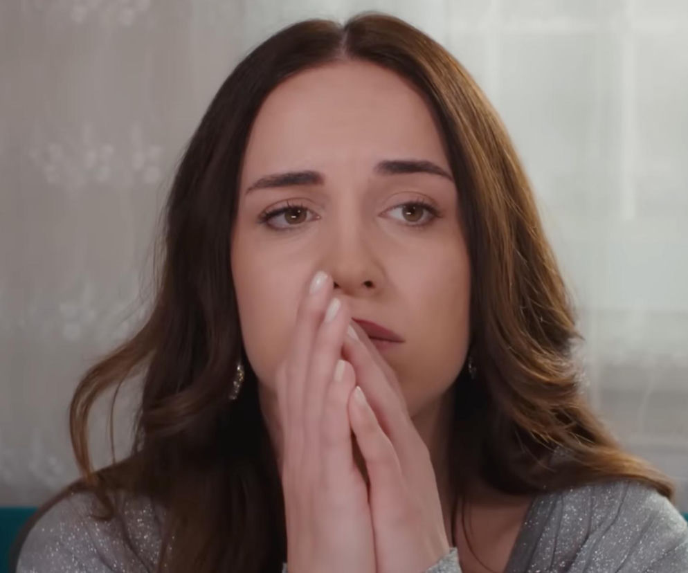 Zmartwiona Beyza splata dłonie przy twarzy. O jej szale w 226. odcinku serialu Panna młoda przeczytasz w serwisie Eska.