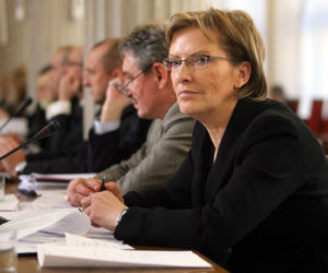 Była premier i minister zdrowia nagrała film o paleniu papierosów. To po prostu trzeba zobaczyć!