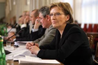 Była premier i minister zdrowia nagrała film o paleniu papierosów. To po prostu trzeba zobaczyć!