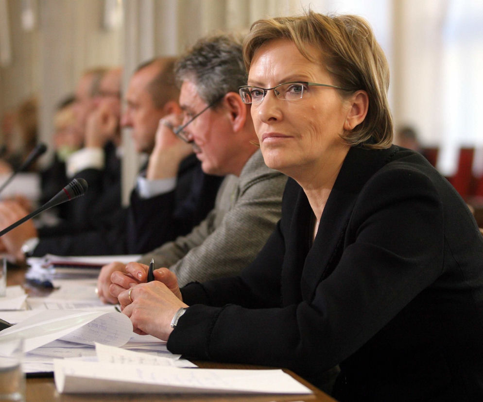 Ewa Kopacz siedzi przy stole z dokumentami. O nagraniu byłej minister ws. zakazu palenia przeczytasz na SE.
