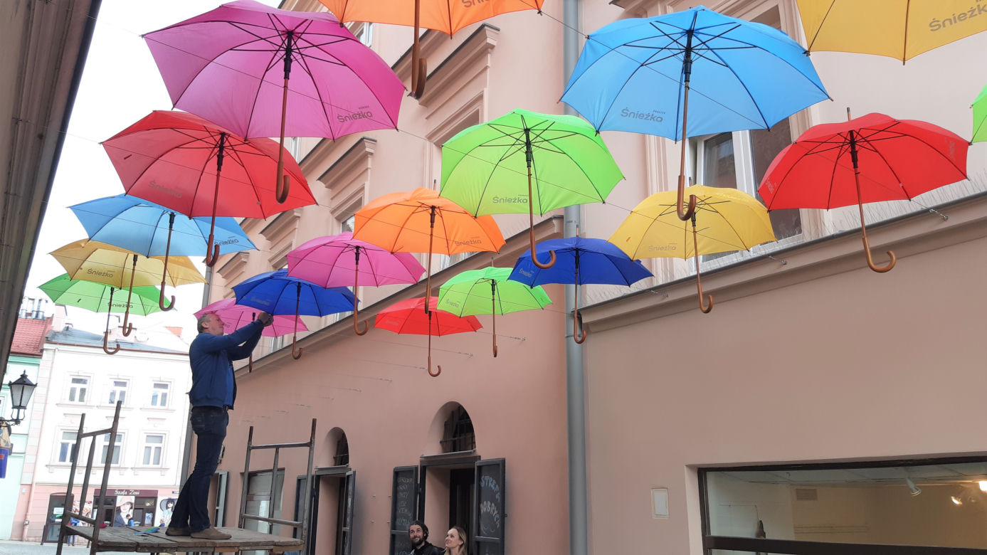 Kolorowe parasole znów wiszą na ulicy Piekarskiej