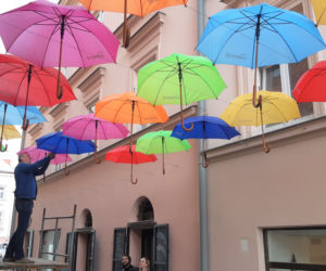 Kolorowe parasole znów wiszą na ulicy Piekarskiej