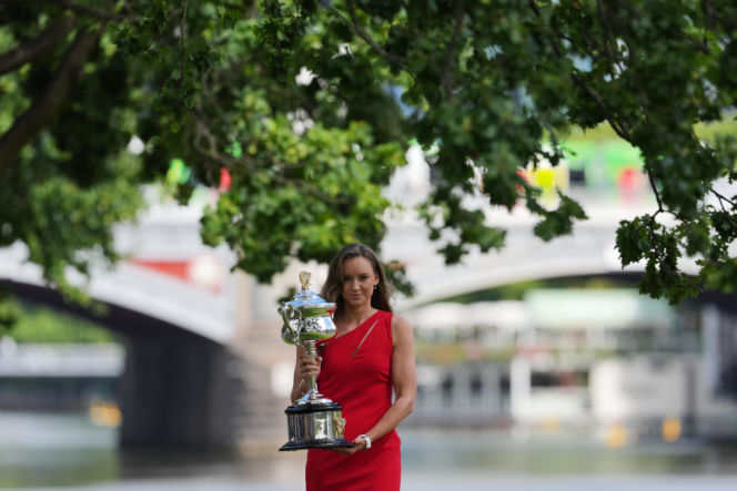 Jelena Rybakina, sesja z pucharem mistrzyni Australian Open