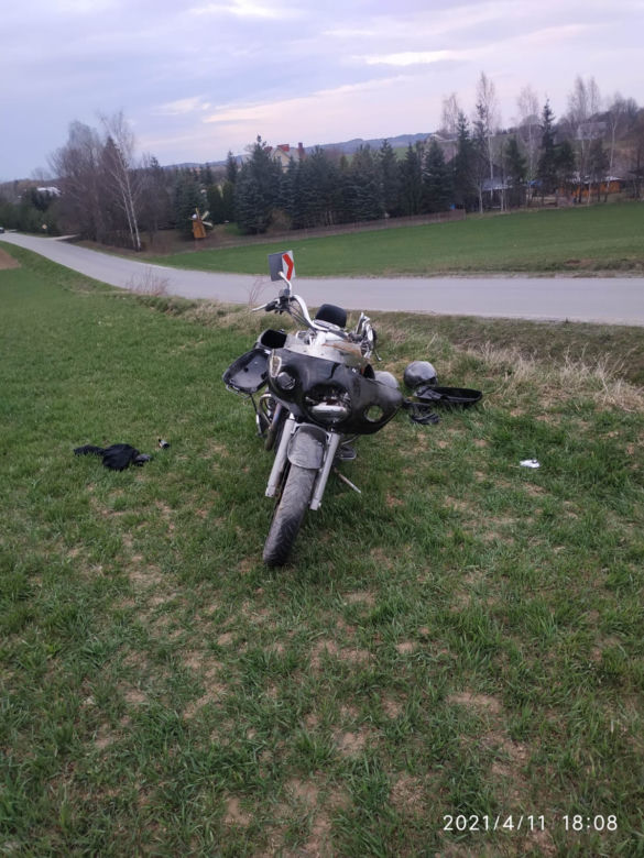 Kowalowa. Groźny wypadek motocyklisty. Jego pasażerka ma złamany kręgosłup