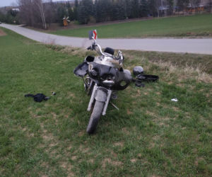 Kowalowa. Groźny wypadek motocyklisty. Jego pasażerka ma złamany kręgosłup