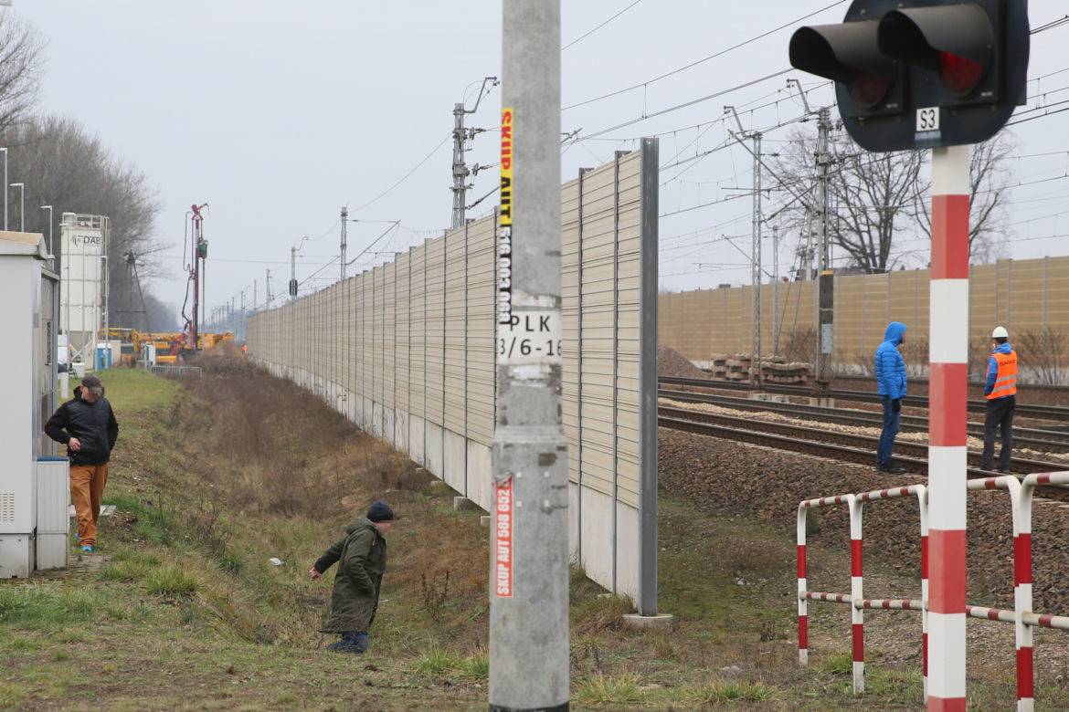 Śmiertelny napad na Żabkę w Kobyłce. Groził bronią ekspedientce, zginął od noża. Prokuratura ujawnia nowe fakty