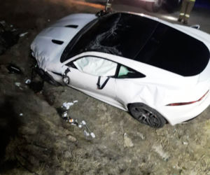 Stary Sącz. Luksusowy jaguar DACHOWAŁ w przydrożnym rowie. Kierowcy nic się nie stało