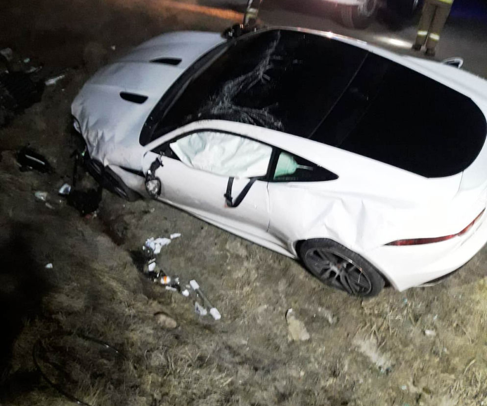 Stary Sącz. Luksusowy jaguar DACHOWAŁ w przydrożnym rowie. Kierowcy nic się nie stało