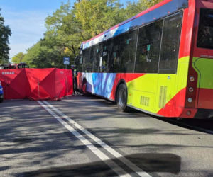 Samochód wbił się w autobus. Kierowca zmarł na oczach żony, kilkuletnie dziecko zabrał śmigłowiec