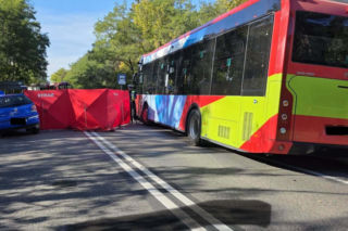Samochód wbił się w autobus. Kierowca zmarł na oczach żony, kilkuletnie dziecko zabrał śmigłowiec