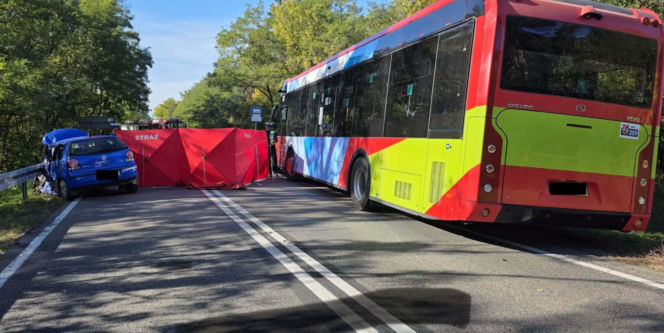 Samochód wbił się w autobus. Kierowca zmarł na oczach żony, kilkuletnie dziecko zabrał śmigłowiec