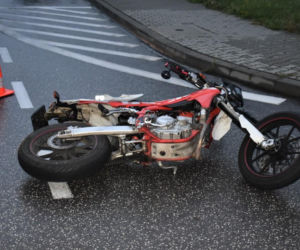 18-latek potrącił pieszego na przejściu. Stracił panowanie nad motocyklem