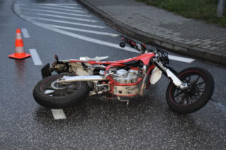 18-latek stracił panowanie nad motocyklem. Uderzył w pieszego na przejściu