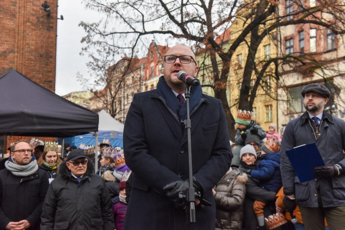 Orszak Trzech Króli 2025 w Toruniu: Kopernik towarzyszył Mędrcom ze Wschodu. Zdjęcia ze starówki