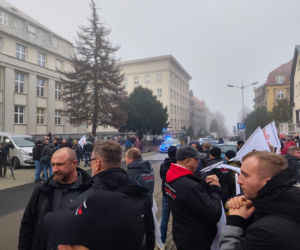 https://slaskie.eska.pl/gornicy-z-jsw-znow-protestowali-pod-ministerstwem-energii-w-katowicach-to-nie-tylko-o-barborke-chodzi-aa-fhae-P6Gi-drbJ.html