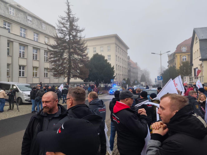 https://slaskie.eska.pl/gornicy-z-jsw-znow-protestowali-pod-ministerstwem-energii-w-katowicach-to-nie-tylko-o-barborke-chodzi-aa-fhae-P6Gi-drbJ.html