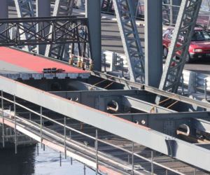 Remont mostu Piłsudskiego w Toruniu. Montowane są bariery drogowe i błotochrony