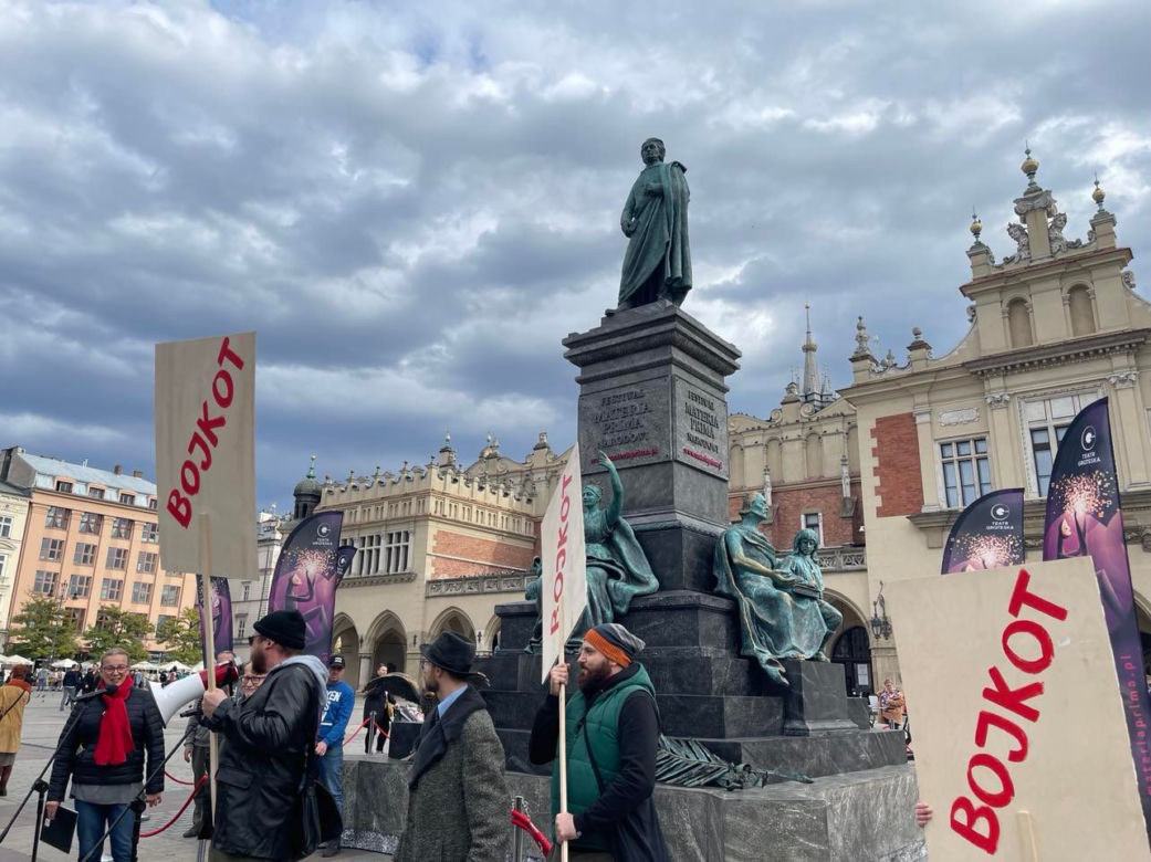 Pomnik Adama Mickiewicza z krakowskiego rynku ma brata bliźniaka
