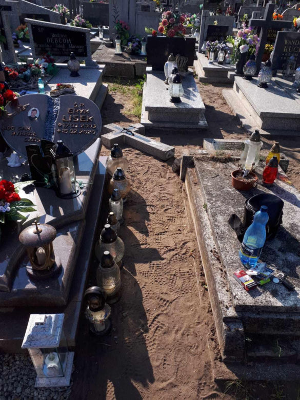 Ogromny krzyż przygniótł 5-letnią Marysię i wciąż nikt go nie usunął! Ksiądz wyjaśnia: "Tak robi się na wszystkich cmentarzach"