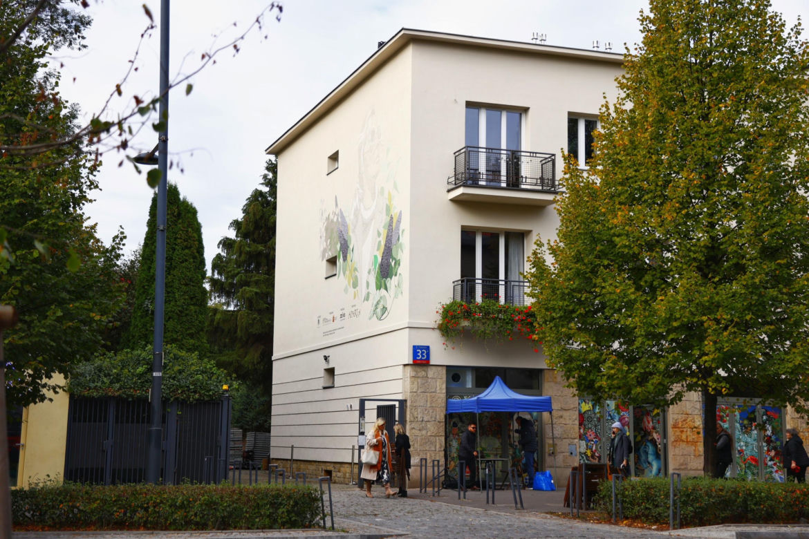 Agnieszka Osiecka mural ul. Francuska 33 w Warszawie