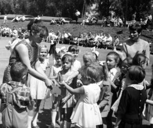 Iluzjoniści, gra w klasy i wielki festyn - zobacz, jak kiedyś obchodzono Dzień Dziecka! [GALERIA]