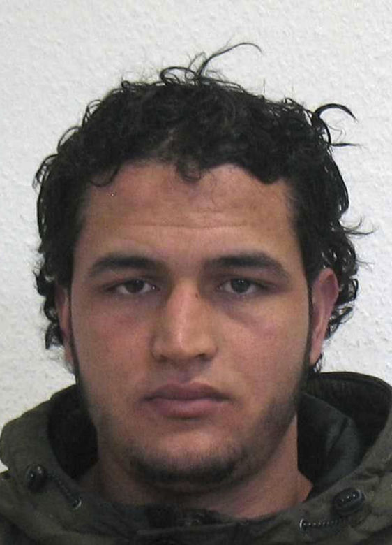 Policja miała go TRZY RAZY i wypuściła! Służby pozwoliły terroryście z Berlina chodzić wolno i mordować
