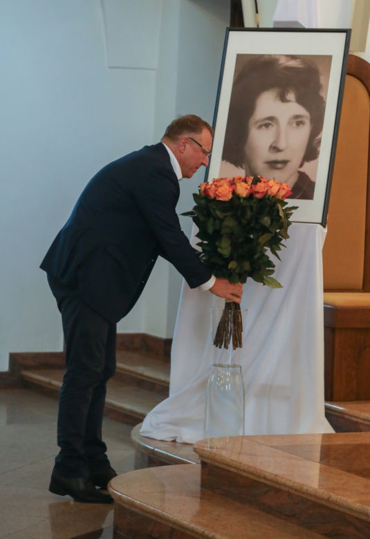 Jacek Kurski modli się w intencji zmarłej  matki