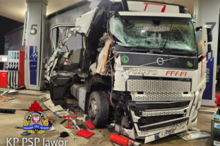 Gołoledź paraliżuje Dolny Śląsk! Ciężarówka uderzyła w słup