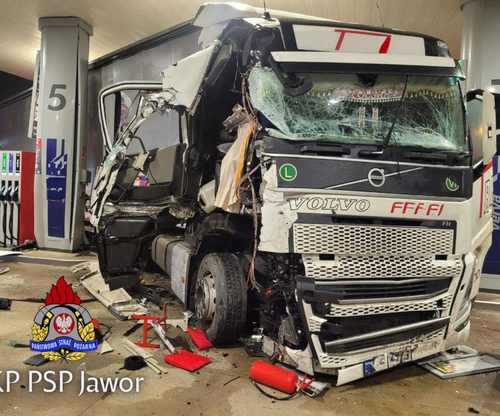 Silna gołoledź paraliżuje Dolny Śląsk! Ciężarówka uderzyła w słup