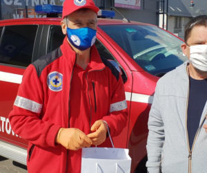 WOPR z Góry Kalwarii rozdaje emerytom maseczki