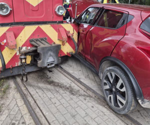 Nissan wjechał pod lokomotywę wąskotorówki. Kierowca trafił do szpitala