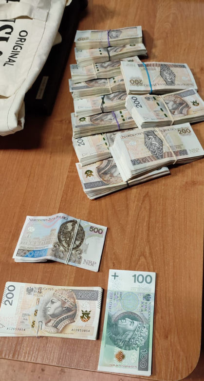 Ćwierć miliona zł i cztery kilo dragów w mieszkaniu w Warszawie