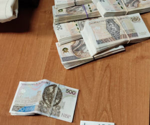 Ćwierć miliona zł i cztery kilo dragów w mieszkaniu w Warszawie