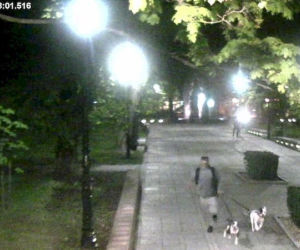 BRUTALNY ATAK w centrum Kielc! Kopał leżącego, groził nożem, a to dopiero POCZĄTEK!