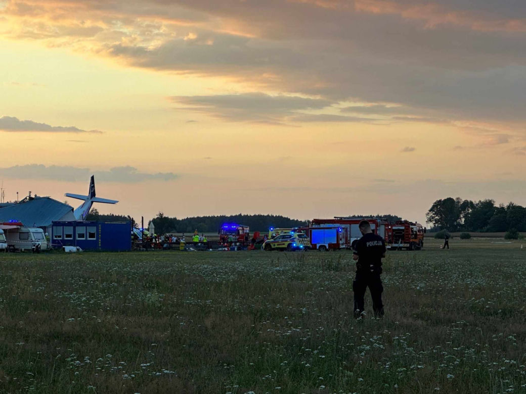 Katastrofa samolotu, spadł na hangar pełen ludzi pod Nowym Dworem Mazowieckim! Są ofiary