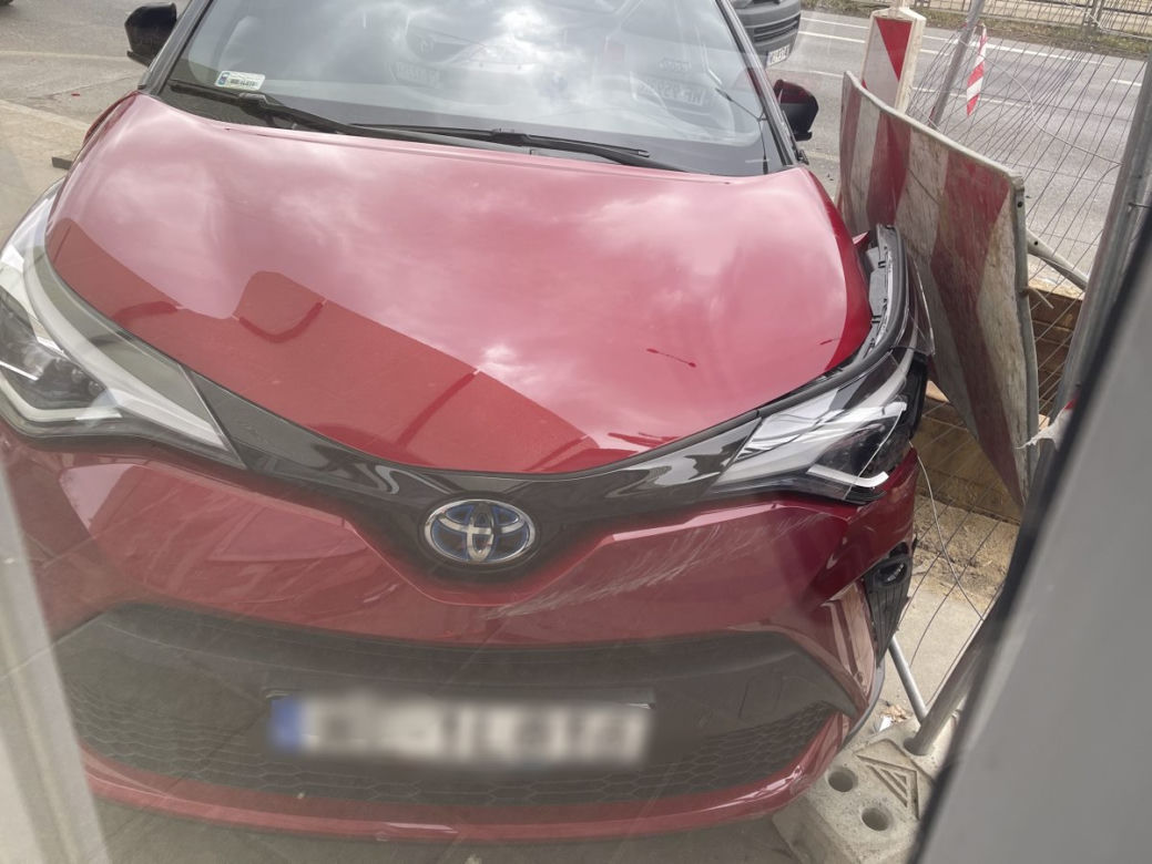Toyota wjechała w roboty drogowe oraz przystanek autobusowy