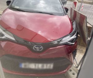 Toyota wjechała w roboty drogowe oraz przystanek autobusowy