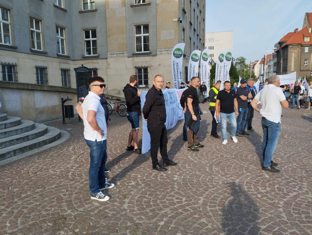 Paraliż w Katowicach. Rozpoczął się protest górników i hutników. "Stal się hartuje, a rząd ją rujnuje"