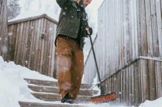 Odśnieżanie ogrodu i posesji – praktyczny poradnik: jak, czym i kiedy usuwać śnieg, by było skutecznie i bezpiecznie