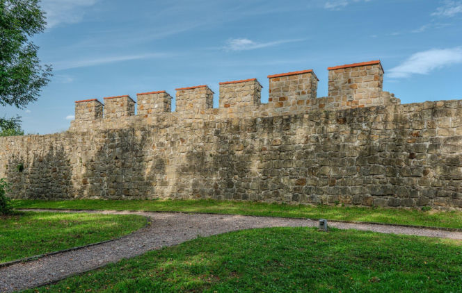 To miasto w Małopolsce ma jeden z najpiękniejszych zamków. Jan Długosz pisał w nim swoje kroniki