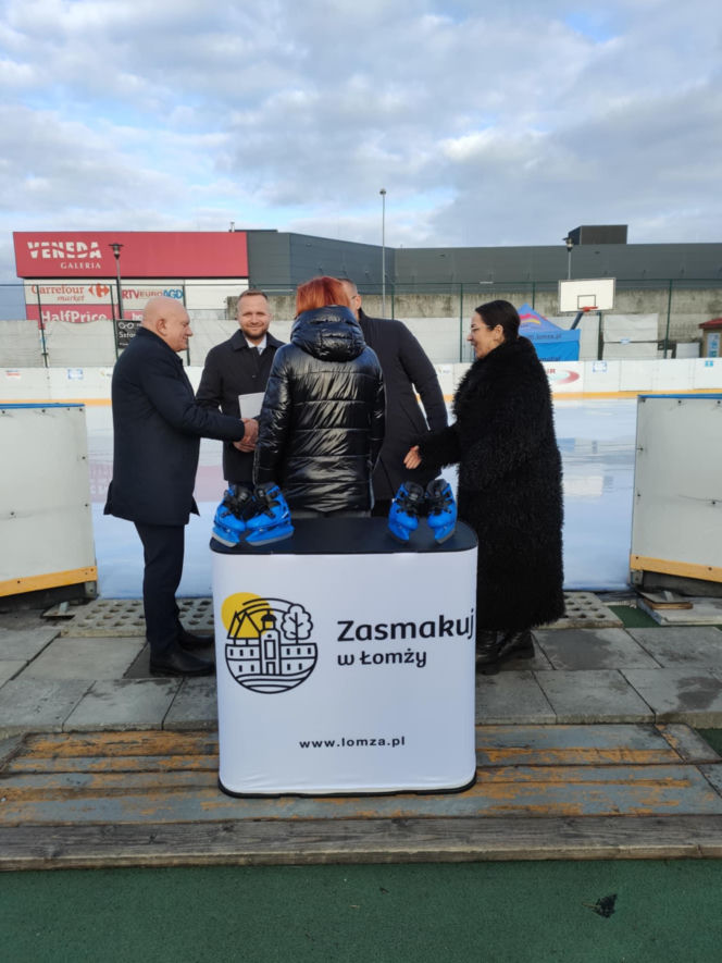 Umowa podpisana. Za 18 miesięcy w Łomży powstanie zadaszone lodowisko rolkowisko