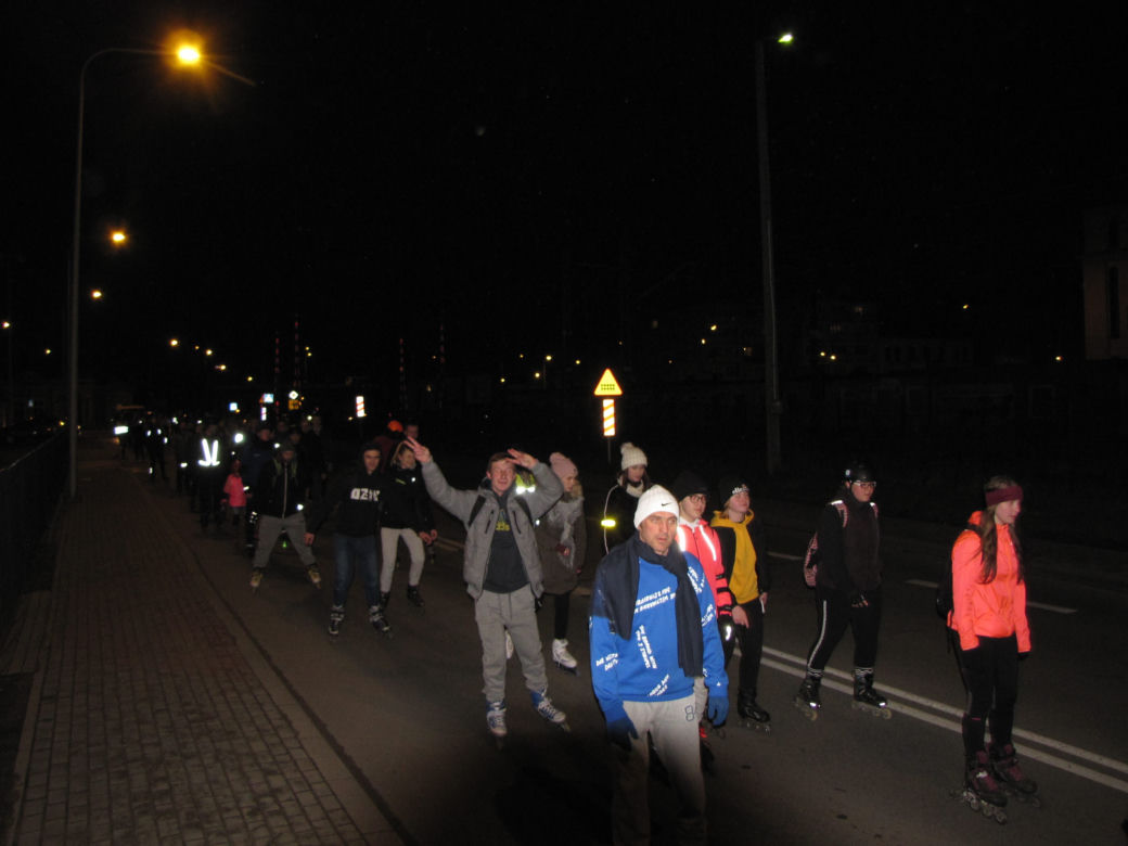 Rolkarzom pogoda niestraszna! Zainaugurowali sezon nightskatingowy