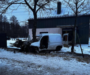 Auto roztrzaskało się o drzewo. Trzy osoby w szpitalu 