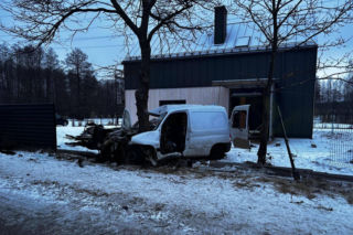 Auto roztrzaskało się o drzewo. Trzy osoby w szpitalu 