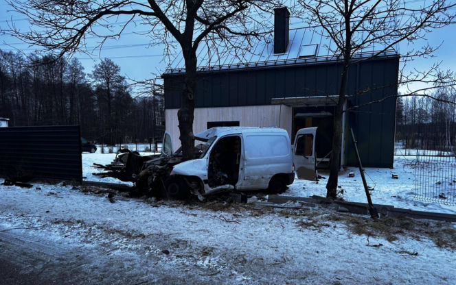 Auto roztrzaskało się o drzewo. Trzy osoby w szpitalu 