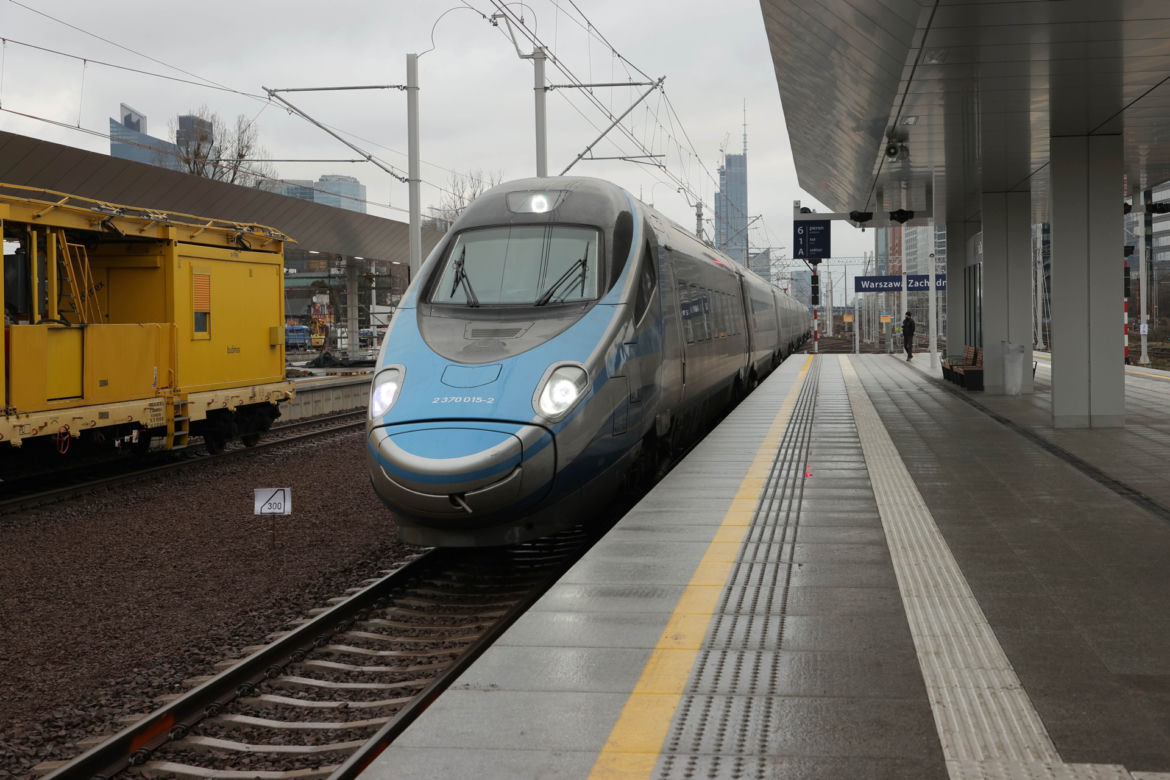 Pierwszy pociąg wjechał na nowy peron na Warszawie Zachodniej. Inwestycja budzi zachwyt