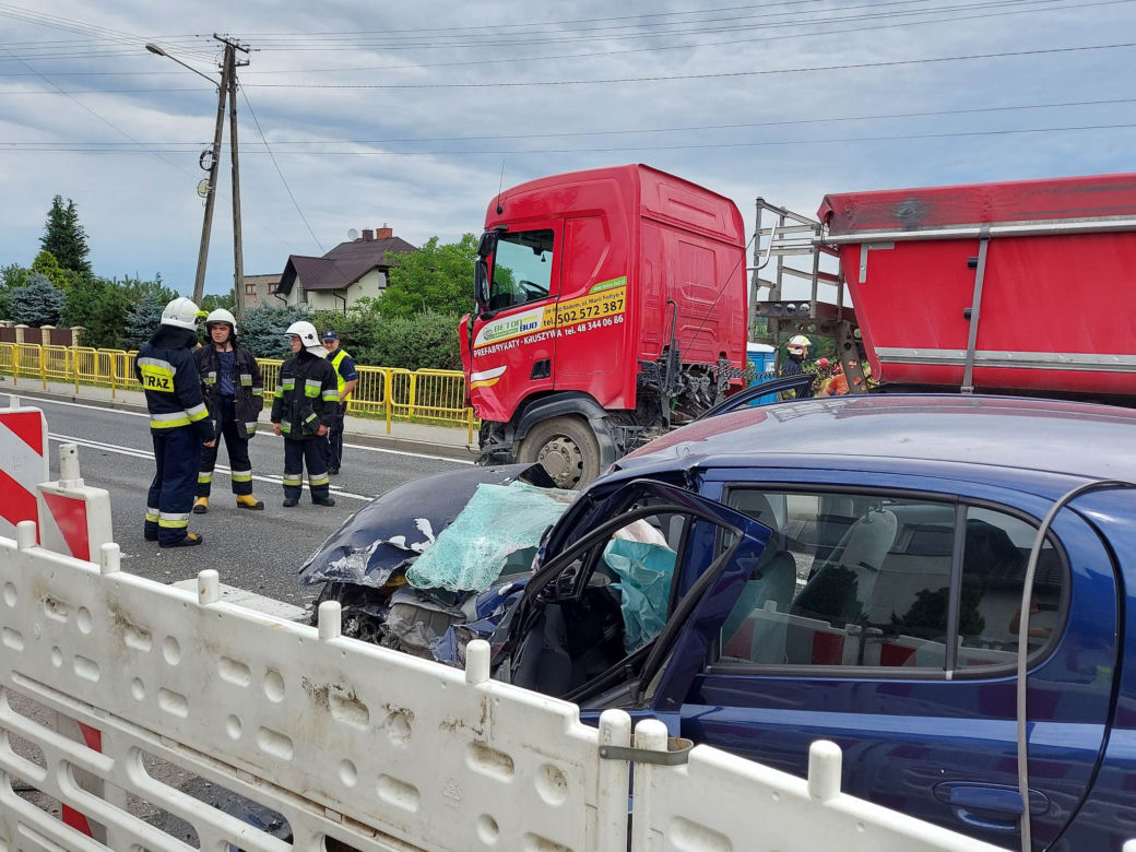 Wypadek W Lubieni. Ciężarówka zderzyła się z osobówką
