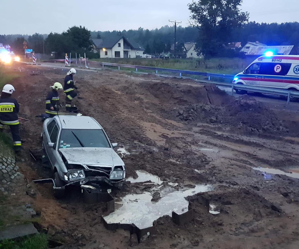 Podlaskie. Mercedes utknął w glinie. Strażacy musieli odkopać kierowcę